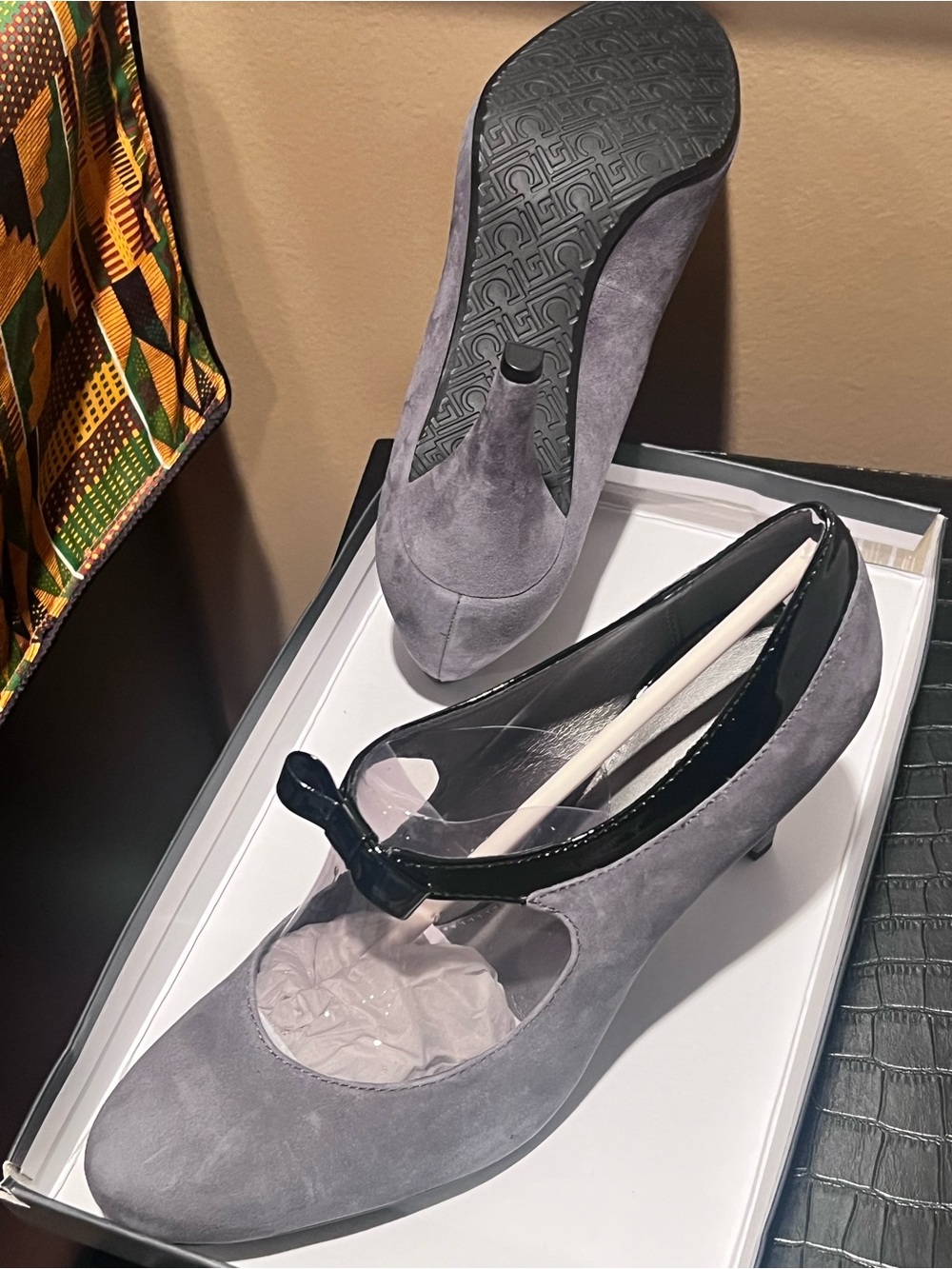 Liz Claiborne Grey Suede Mary Jane Heels with Black Patent Trim and Bow - Picture 7 of 7